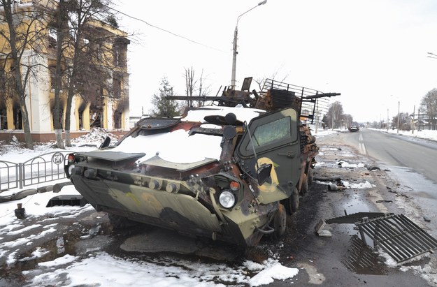 Spalony rosyjski pojazd wojskowy w Charkowie /STANISLAV KOZLIUK /PAP/EPA