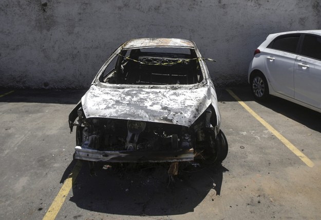 Spalony samochód dyplomaty /VICTOR DE SA /PAP/EPA