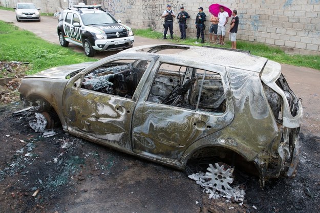 Spalony samochód, który miał należeć do sprawców strzelaniny /PAP/EPA