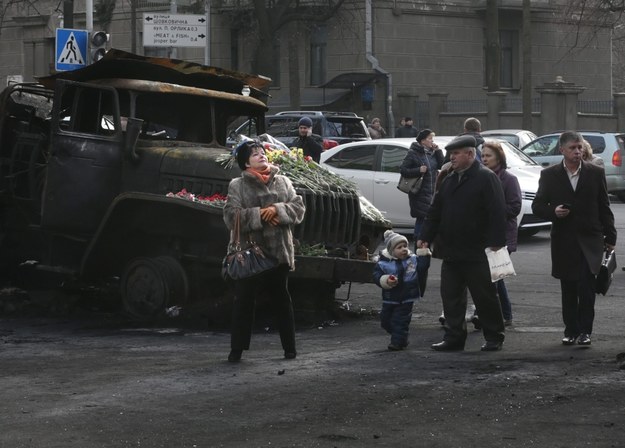 Spalony samochód na Majdanie /MAXIM SHIPENKOV    /PAP/EPA