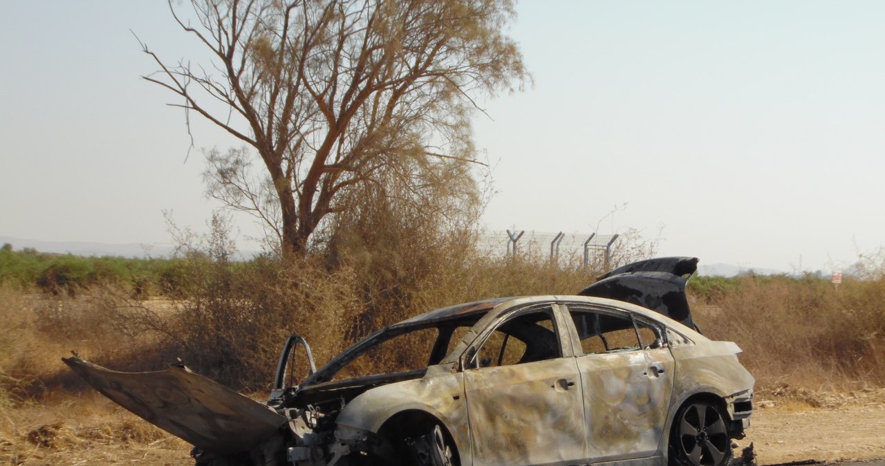 Spalony samochód na poboczu jednej z izraelskich dróg przy granicy z Autonomią Palestyńską /Katarzyna Woźniak /INTERIA.PL