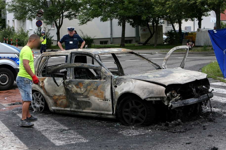 Spalony samochód na ulicy Partyzantów w Zielonej Górze /Lech Muszyński /PAP