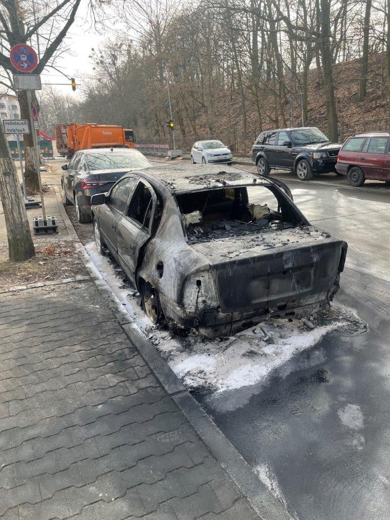 Spalony samochód należący do jednego z pracowników Ambasady RP w Berlinie /Ambasada RP w Berlinie /PAP