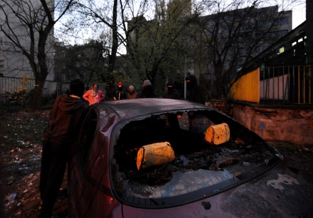 Spalony samochód przy skłocie na Skorupki w Warszawie /Jacek Turczyk /PAP