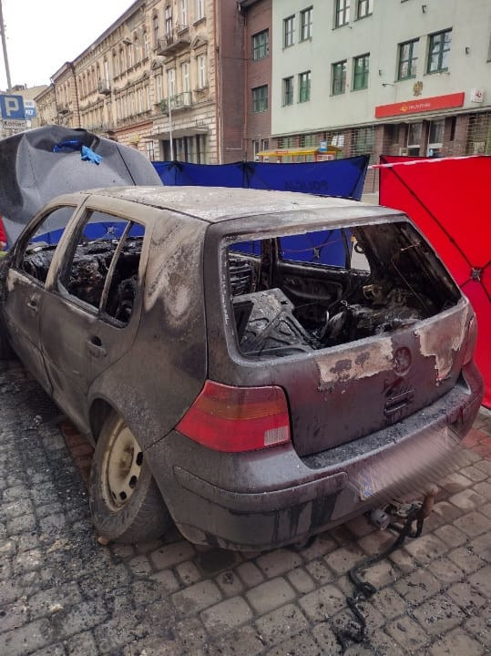 Spalony samochód, w którym znaleziono zwęglone zwłoki /Policja Podkarpacka /Materiały prasowe