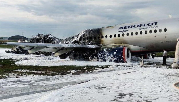 Spalony samolot pod Moskwą /MOSCOW NEWS AGENCY HANDOUT HANDOU /PAP/EPA
