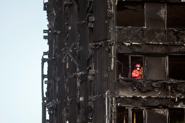 Spalony wieżowiec Grenfell Tower na przedmieściach Londynu /WILL OLIVER  /PAP/EPA