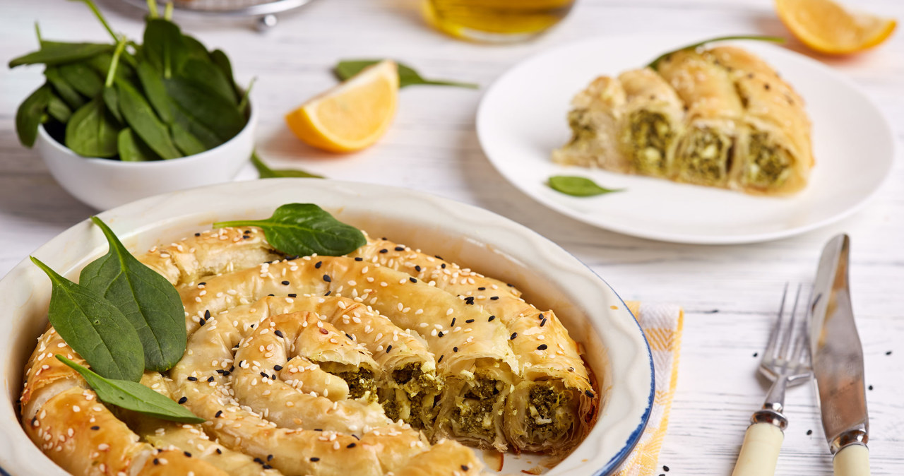 Spanakopita z fetą i szpinakiem /natkinzu /123RF/PICSEL