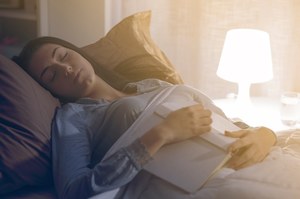 Spanie nawet przy niewielkim świetle szkodzi zdrowiu