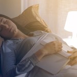 Spanie nawet przy niewielkim świetle szkodzi zdrowiu