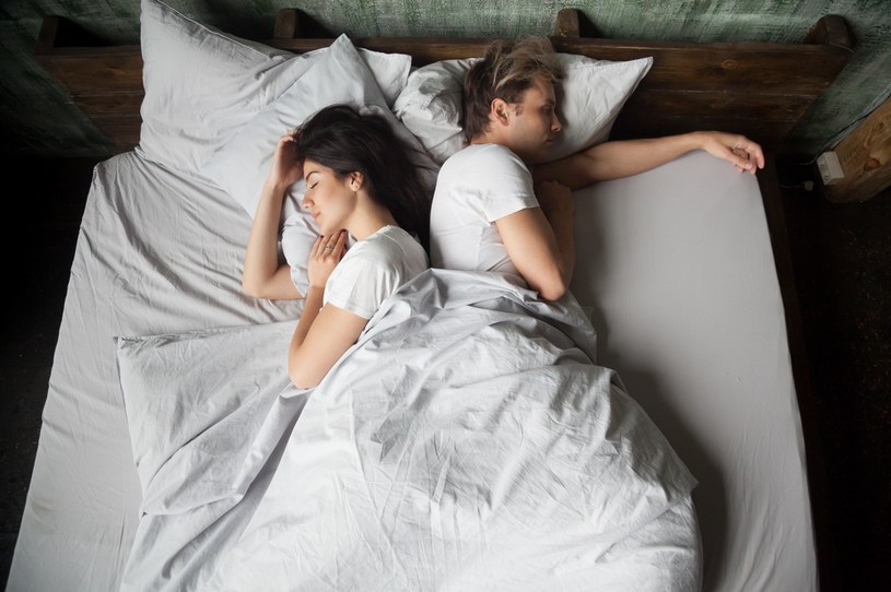 Spanie plecami do siebie nie musi oznaczać problemów w związku, często świadczy o dojrzałości relacji /123RF/PICSEL