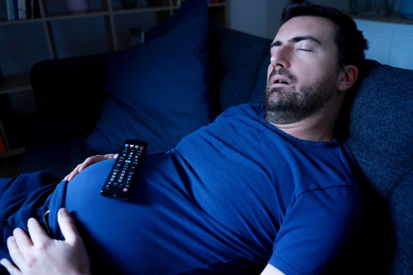 Spanie przy świetle włączonego telewizora może przyczynić się do zwiększenia ryzyka zachorowalności na choroby sercowo-naczyniowe /123RF/PICSEL