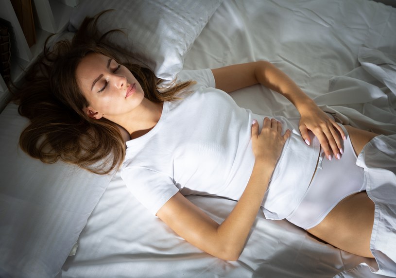 Spanie w bieliźnie nie jest dobre dla zdrowia narządów intymnych i skóry okolic krocza /123RF/PICSEL