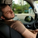 Spanie w samochodzie na parkingu. Kiedy możesz dostać mandat?