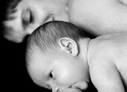 Spanie z maleńkim dzieckiem ma więcej zalet niż wad? /ThetaXstock