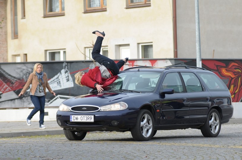 Spanikowana Aneta na widok zbliżającej się do galerii Marysi wyrywa się policjantom i przez nieuwagę wpada prosto pod koła rozpędzonego samochodu. /ATM Grupa S.A. / Bogdan Bogielczyk /materiały prasowe