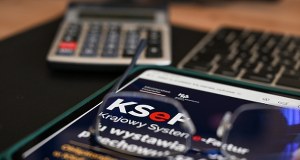 "Spartaczyli sprawę. Ręce opadają". Były premier ostro o KSeF