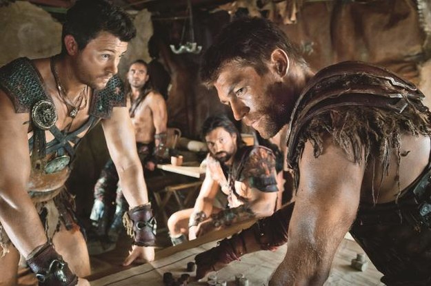 Spartakus: Nowy sezon serialu Spartakus (Liam McIntyre) planuje z Crixusem (Manu Bennet z lewej), Gannicusem (Dustin Clare) i Agronem (Daniel Feuerriegel w środku) ostatnią bitwę. /Mat. Prasowe