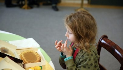 Specjaliści alarmują: Polskie dzieci jedzą za dużo cukru! 