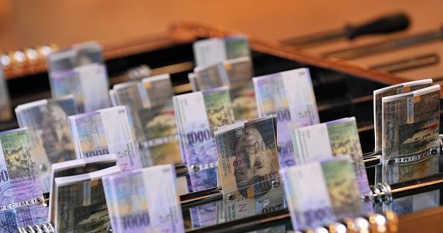 Specjaliści są zgodni, że kurs franka wobec złotego skorelowany jest z relacją euro do franka /AFP