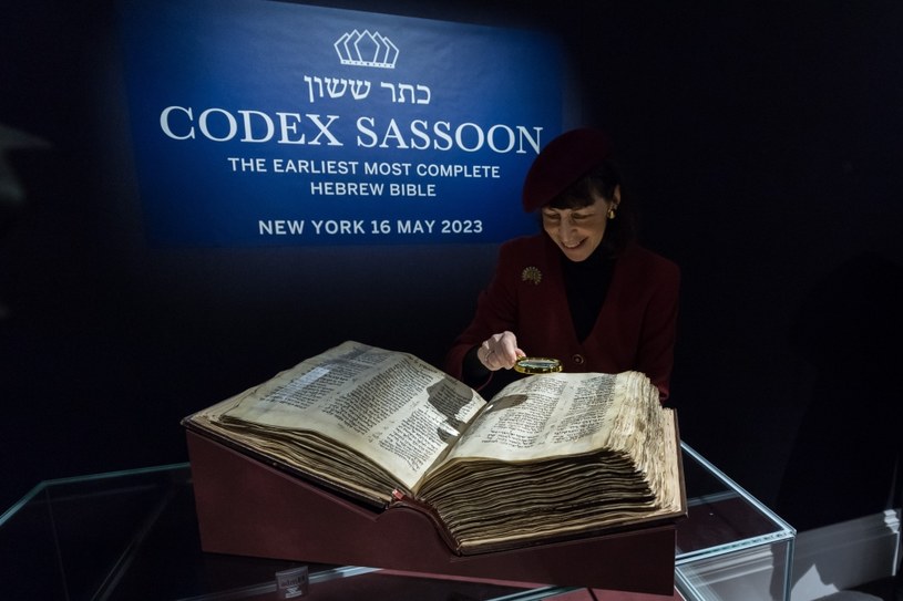 Specjalistka Sotheby's prezentuje najstarszą i najbardziej kompletną Biblię hebrajską w domu aukcyjnym Sotheby's w Londynie. /Wiktor Szymanowicz /AFP