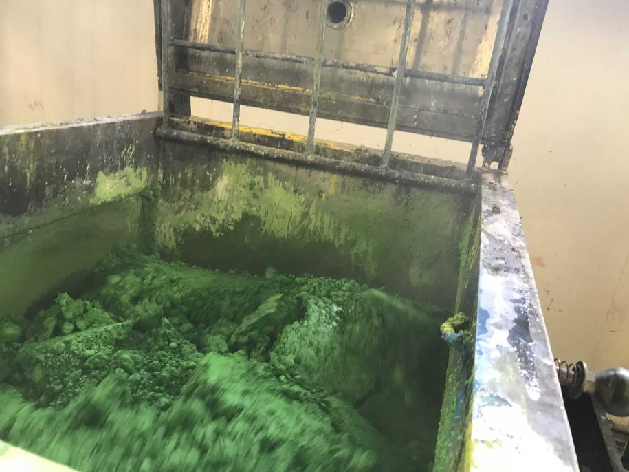 Specjalna glinka w graficiarni, do której trafiają pręciki - główny element kredek i ołówków /Michał Dobrołowicz /RMF FM