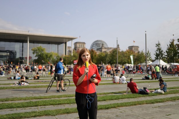 Specjalna wysłanniczka RMF FM do Berlina Aneta Łuczkowska w pobliżu urzędu kanclerskiego /Michał Dukaczewski /RMF FM