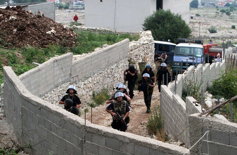 Specjalne jednostki policji wkraczające do Lazarat, czerwiec 2014 /AFP
