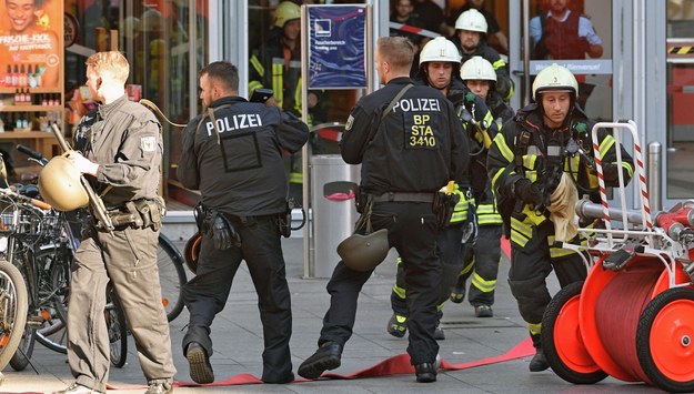 Specjalne oddziały policji i straż pożarna na miejscu ataku /Sascha Steinbach /PAP/EPA