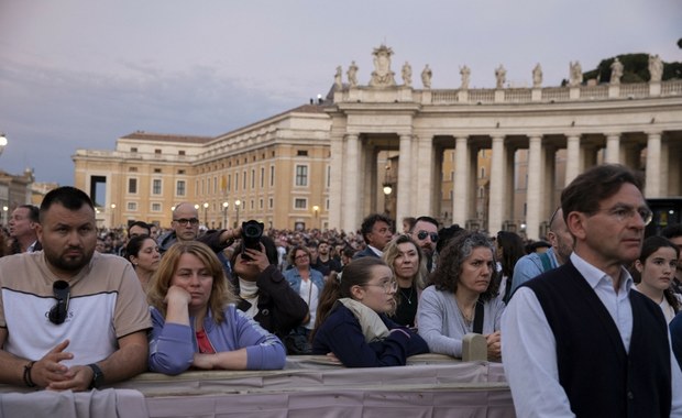Specjalni wysłannicy RMF FM w Watykanie. Wierni z całego świata żegnają papieża [ZDJĘCIA]