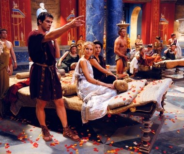 - Specjalnie na potrzeby „Quo Vadis” wszystkie stroje dla aktorów były wykonywane ręcznie, haftowane złotą nicią i częstokroć patynowane, bo przecież nie każdy z nich miał wyglądać jak nowy - opowiadała kostiumolog Magdalena Tesławska.

W sumie uszyto 1200 kostiumów, na które zużyto 17,5 tys.metrów materiału.


 

 