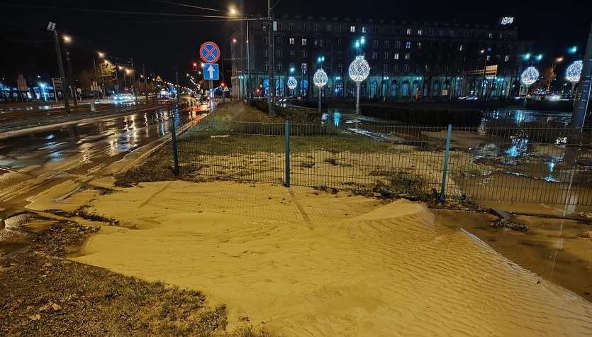 Specjalny beton trafi pod torowisko. Akcja na Placu Centralnym dobiega końca