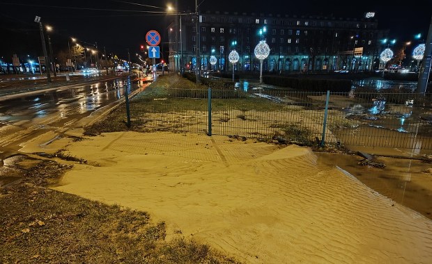 Specjalny beton trafi pod torowisko. Akcja na Placu Centralnym dobiega końca