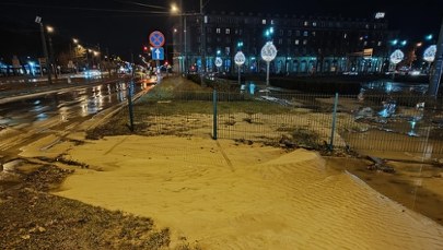 Specjalny beton trafi pod torowisko. Akcja na Placu Centralnym dobiega końca