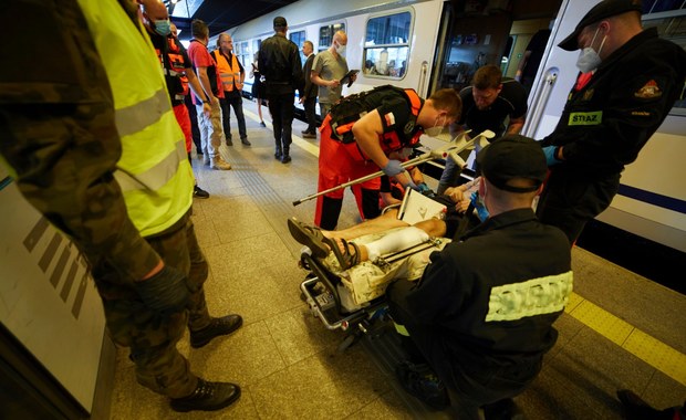 Specjalny pociąg na dworcu w Krakowie. Przetransportowano nim rannych ukraińskich żołnierzy