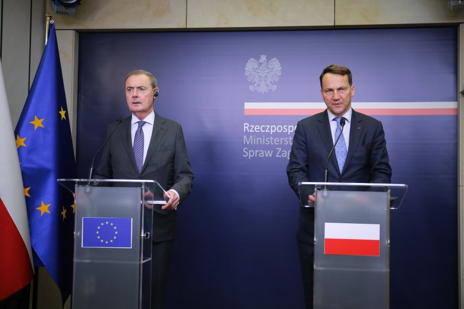 Specjalny wysłannik Unii Europejskiej ds. sankcji David O' Sullivan (L) oraz minister spraw zagranicznych RP Radosław Sikorski (P) /Albert Zawada /PAP