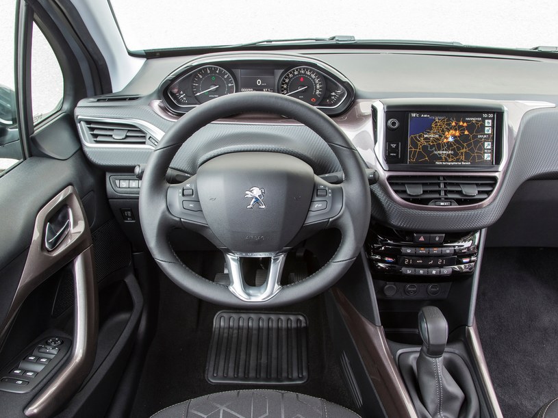 Specyficzny układ kierownicy i zegarów nie każdemu we wnętrzu Peugeota 2008 przypadnie do gustu /materiały prasowe