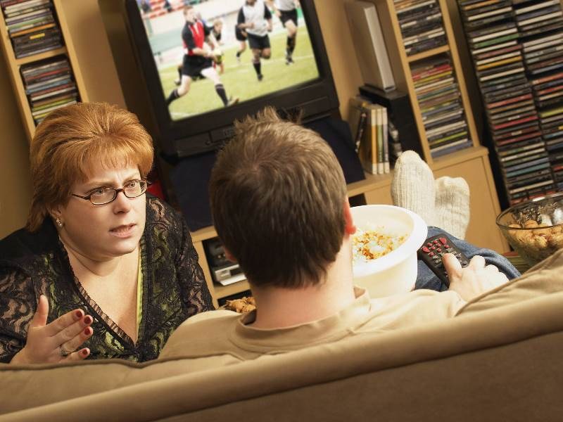 Spędzanie czasu na oglądaniu telewizji może być szkodliwe /Photoshot    /PAP
