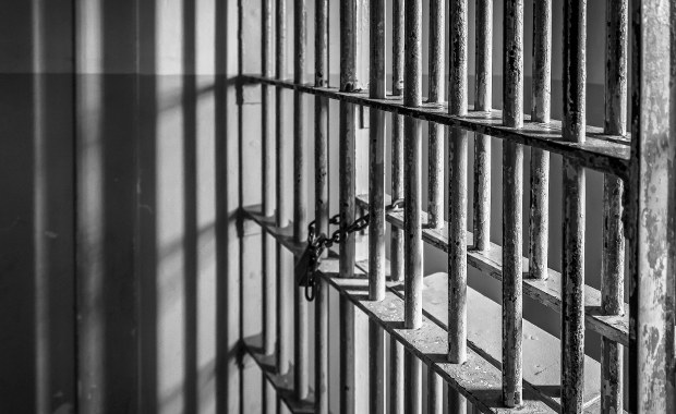 Spędził w więzieniu 16 lat za gwałt. Pisarka przeprasza za niesłuszne oskarżenia 