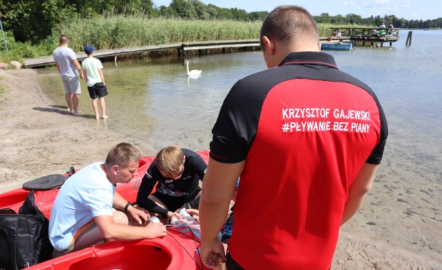 Spędził w wodzie prawie 33 godziny, przepłynął 79 km. Gajewski zrezygnował z pobicia rekordu świata