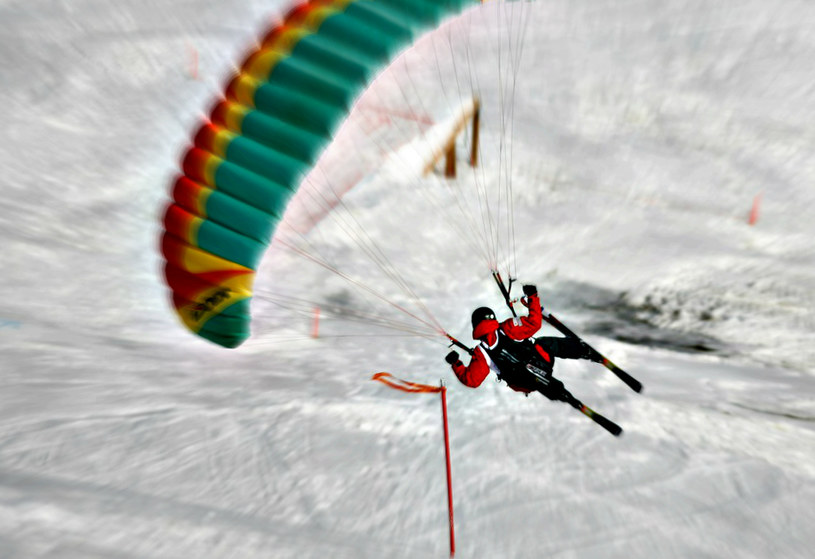 Speedflying jest świetną alternatywą dla tych, którzy poza szybką jazdą uwielbiają wykonywać na nartach przeróżne triki /East News