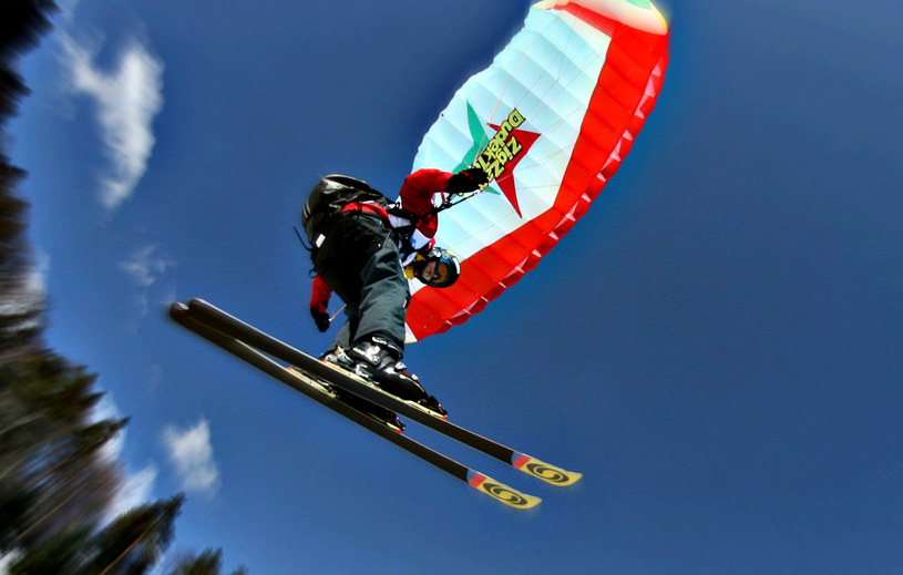 Speedflying (speedriding) - to odmiana narciarstwa dostarczająca jeszcze większą dawkę adrenaliny /East News