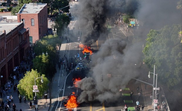 "Spektakl medialny". Trump wysyła wojsko przeciwko protestującym w Los Angeles