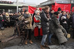 Spektakl na Dworcu Gdańskim: „Spakowani, czyli skrócona historia o tym, kto czego nie zabrał” 