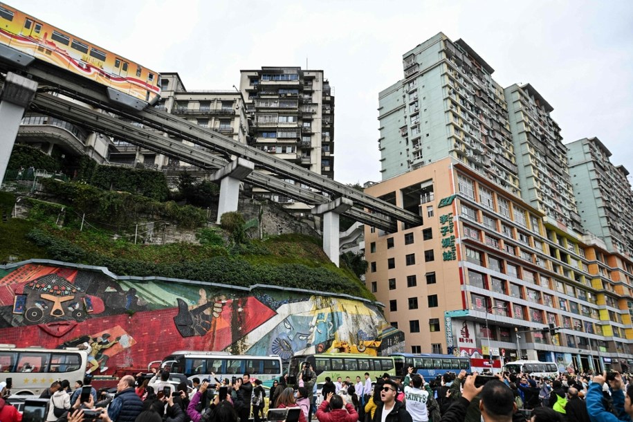 Spektakularna architektura: linie kolejowe przebiegające przez wieżowce /Hector Retamal /AFP/EAST NEWS