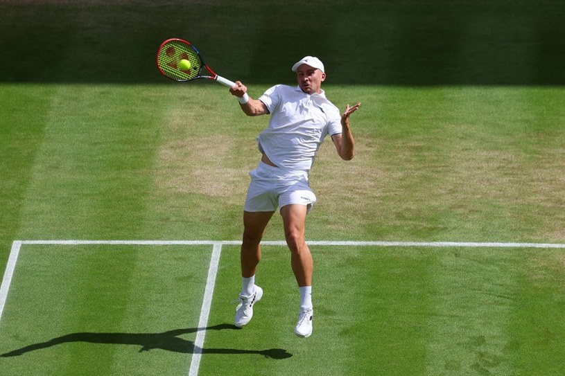 Spektakularna obrona, mistrz Roland Garros pokonany. Polak w finale Wimbledonu