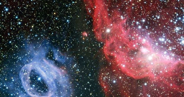 Spektakularne mgławice: NGC 2014 (czerwona) i NGC 2020 (niebieska) /materiały prasowe