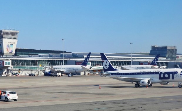 Spektakularne zatrzymanie na lotnisku Chopina. Chinka była poszukiwana przez Interpol 