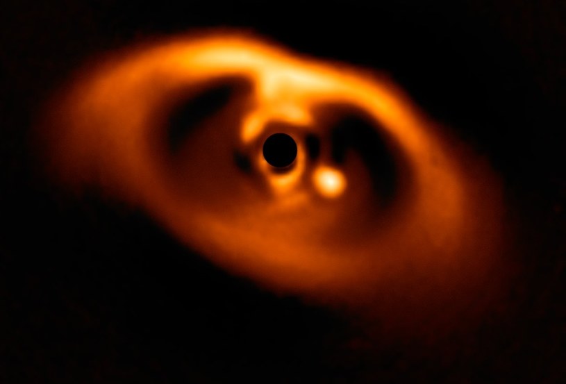 Spektakularne zdjęcie wykonane przy pomocy SPHERE przedstawiające planetę formującą się wokół gwiazdy PDS 70 /materiały prasowe