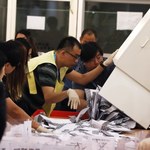 Spektakularne zwycięstwo obozu demokratycznego w wyborach w Hongkongu